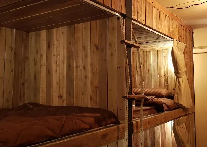 Hostel Cozy Cabin Close To Night Market, Mrt, Bts, Airport Train Station *
