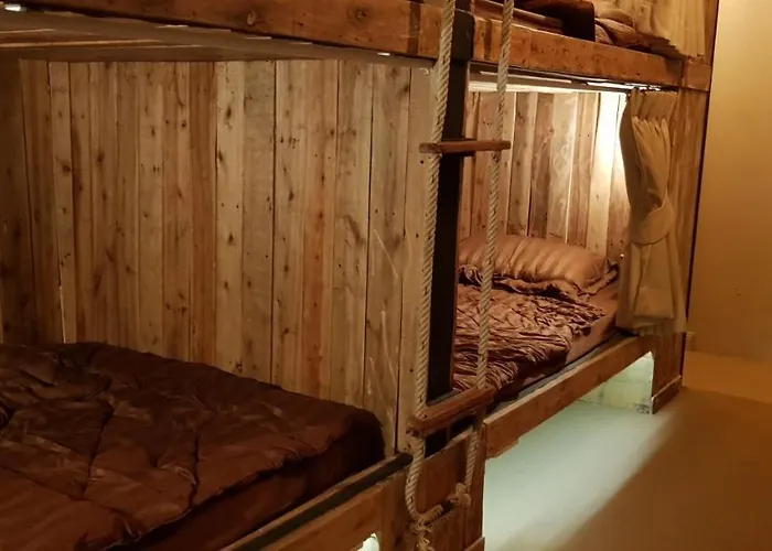 Cozy Cabin Close To Night Market, Mrt, Bts, Airport Train Station Hostel